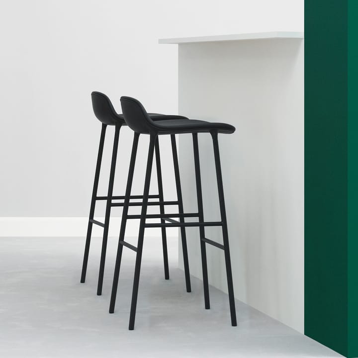 Sgabello da bar alto Form - rosso, gambe in acciaio laccato rosso - Normann Copenhagen