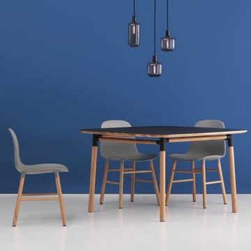 Tavolo da pranzo Form 120x120 cm - rosso, gambe in rovere - Normann Copenhagen