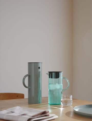 EM77 caraffa con coperchio 1,5 L - Verde polveroso - Stelton