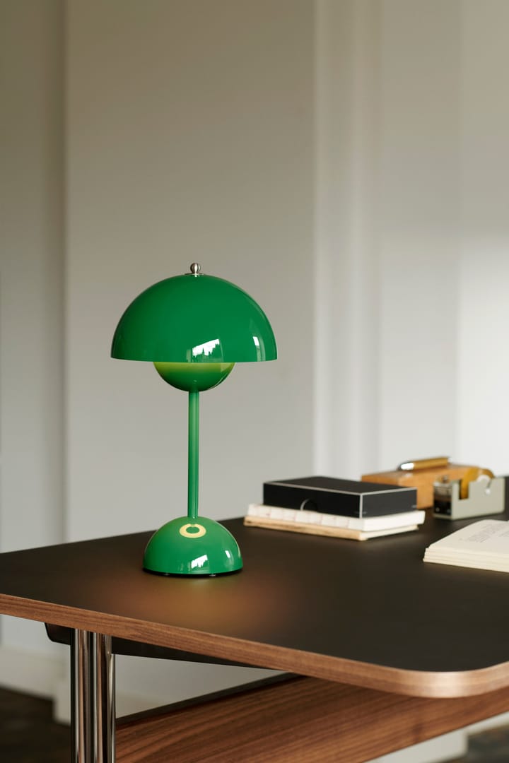 Lampada da tavolo portatile Flowerpot VP9, Signal green &Tradition