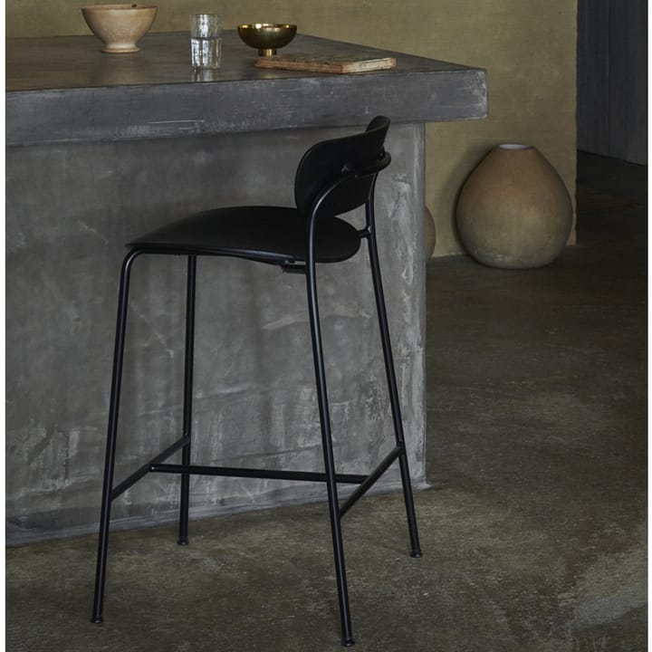 Sgabello da bar Pavilion AV7, rovere laccato nero, base in acciaio &Tradition