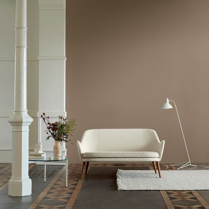 Divano Dwell, divano a 2 posti, cuoio silk 250 cognac, gambe in rovere affumicato Warm Nordic