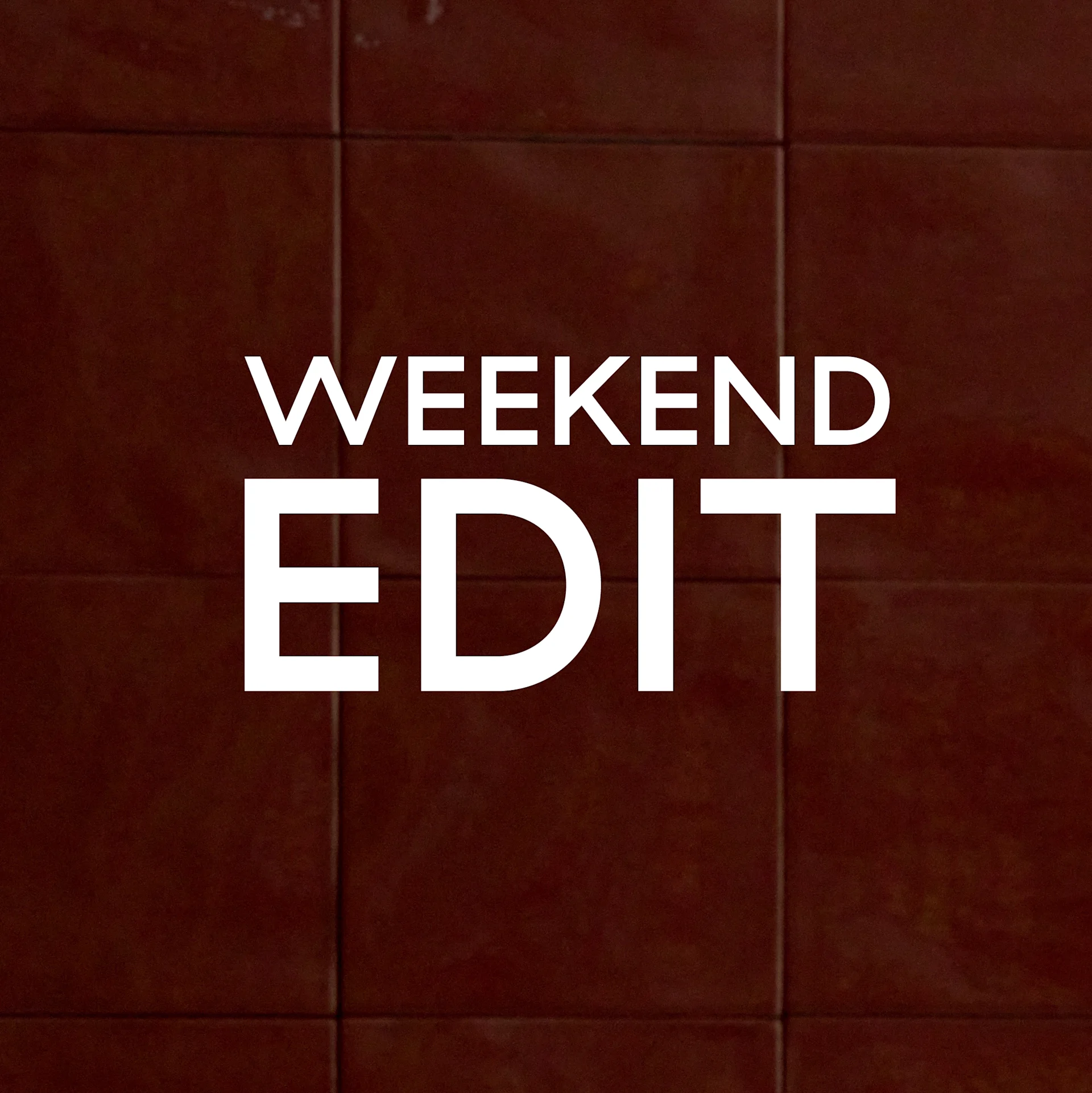 Due sedie con sedute intrecciate, una in legno chiaro, una nera, su un pavimento in legno. Testo: "Weekend Edit, Fino al 50%"