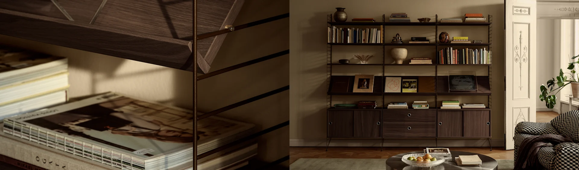 Soggiorno con libreria in legno scuro piena di libri e decorazioni, divano pied-de-poule e porta aperta decorata.