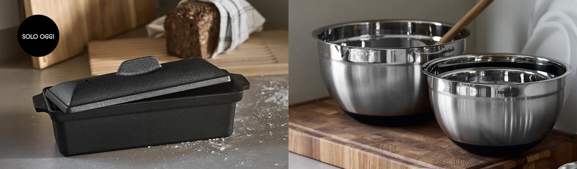 Teglia da pane in ghisa nera e due ciotole da cucina in acciaio inox di diverse dimensioni su taglieri di legno.